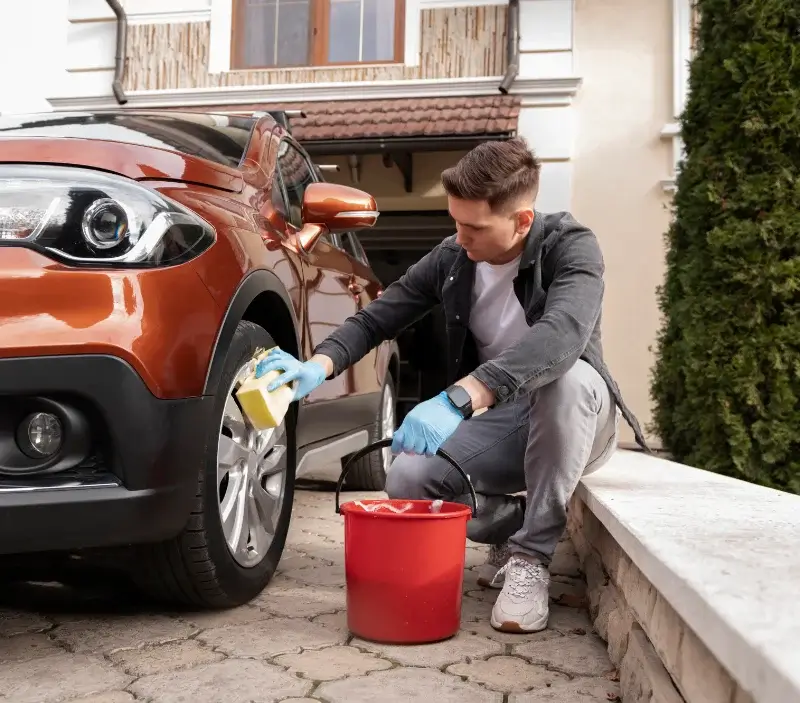 Lavage auto à domicile Deauville : professionnel intervenant sur un véhicule
